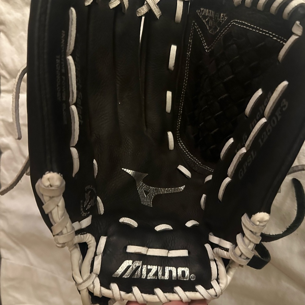 Mizuno Black and White Baseball Glove
